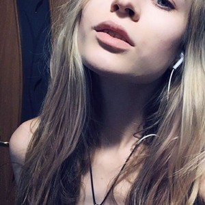 MarleyCandy naked before webcam in live porn chat