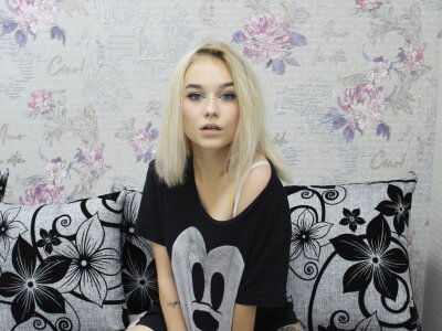 MaryDreaminess naked stripping on cam for live sex video chat