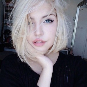 Meddisoy naked before webcam in live porn chat