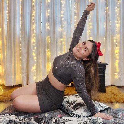 Meeliissa naked stripping on cam for live sex video chat