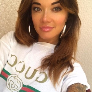 MelDream naked before webcam in live porn chat
