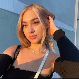 Melissa_Fresh naked before webcam in live porn chat