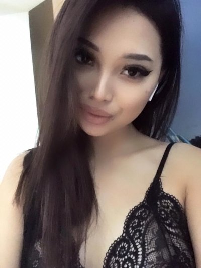 MellliQueen naked stripping on cam for live sex video chat