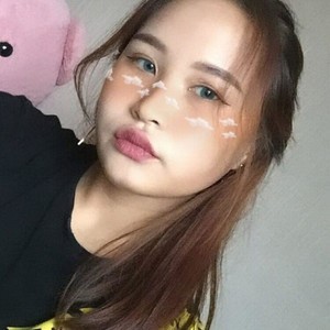 MiaDare naked before webcam in live porn chat