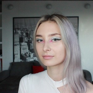 MilaChase naked before webcam in live porn chat