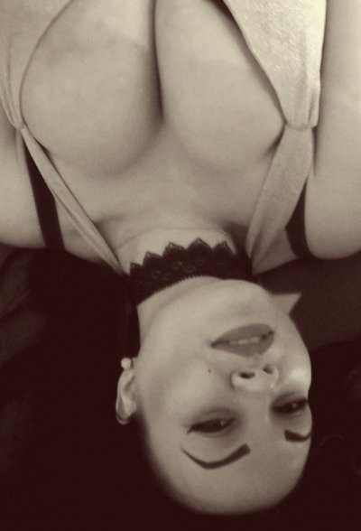 Milenastrip naked stripping on cam for live sex video chat