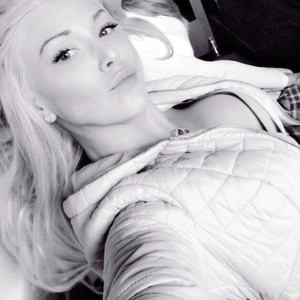 missbarbie22 naked before webcam in live porn chat