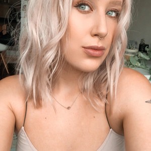 Misshoodwink naked before webcam in live porn chat