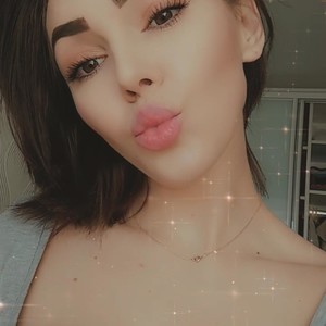 MissNelly_ naked before webcam in live porn chat