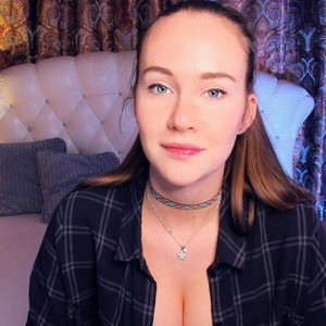 MoiraMoore naked before webcam in live porn chat