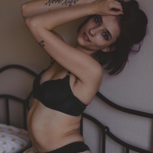 MollyMeowz naked before webcam in live porn chat