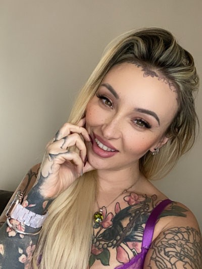 MollyPocketBabestation naked stripping on cam for live sex video chat