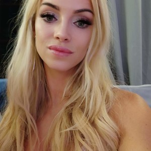 Nadyasoft naked before webcam in live porn chat