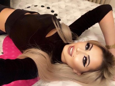 Nicole_Bellex naked stripping on cam for live sex video chat