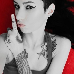 Nikistarqueen naked before webcam in live porn chat