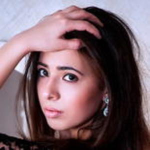 NikkiLike naked before webcam in live porn chat