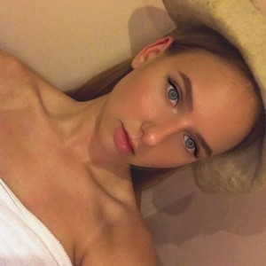 O1iv1a naked before webcam in live porn chat