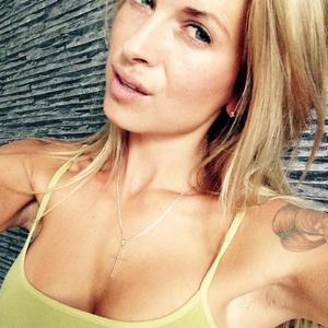 OliviePaige naked before webcam in live porn chat