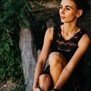Olora naked before webcam in live porn chat