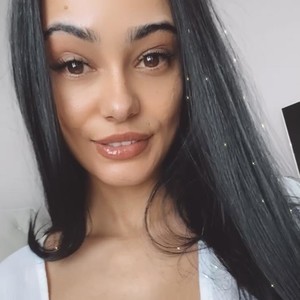 Penellop naked before webcam in live porn chat