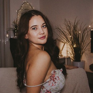 PlsDontellMom naked before webcam in live porn chat