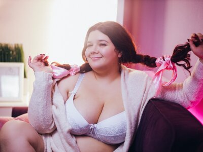 Plum-Pie naked stripping on cam for live sex video chat