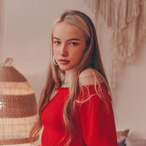 PrettyShawty naked before webcam in live porn chat