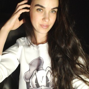 Pulyaua naked before webcam in live porn chat