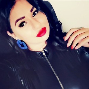 Queenevamaria naked before webcam in live porn chat