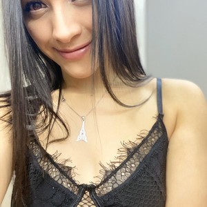 R4VENN_ naked before webcam in live porn chat