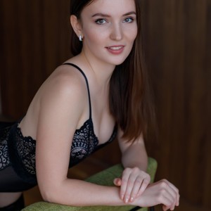 Rachel_W naked before webcam in live porn chat