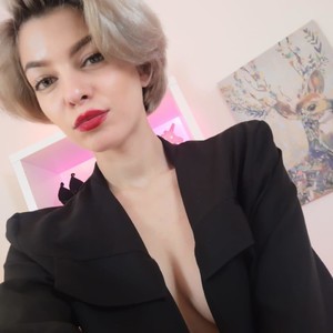 RauvenMystiqe naked before webcam in live porn chat