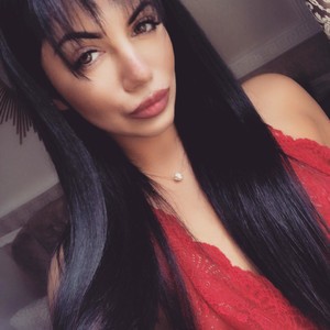 RayLenee naked before webcam in live porn chat