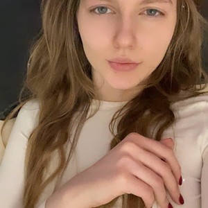 RobbyWiliamss naked before webcam in live porn chat