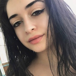 RousiHeit naked before webcam in live porn chat