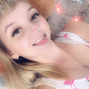 Rrr_barbie naked before webcam in live porn chat