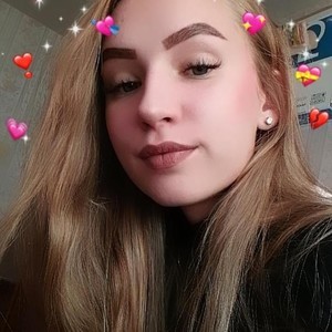 SallyGardner naked before webcam in live porn chat