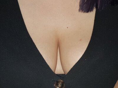SaraCaramelo naked stripping on cam for live sex video chat