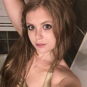 SaraSavage naked before webcam in live porn chat