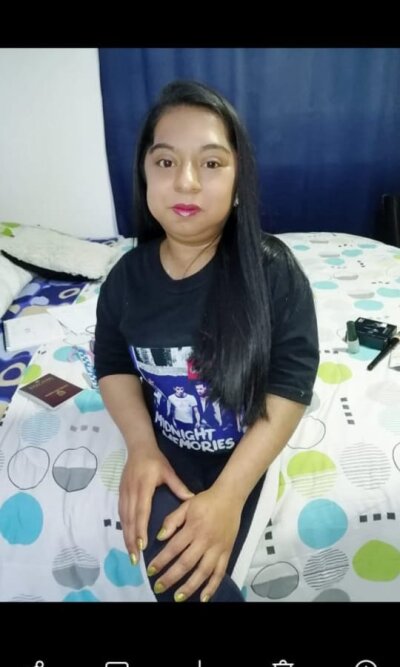 SARAWILLS naked stripping on cam for live sex video chat