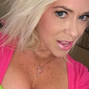SavannahSteel naked before webcam in live porn chat