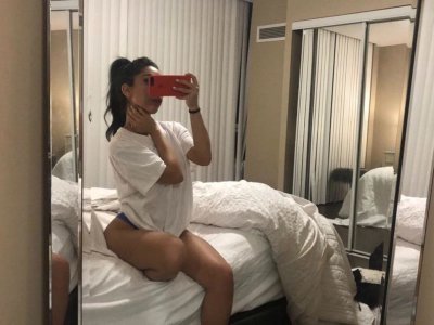 Scarlet_Mayers naked stripping on cam for live sex video chat