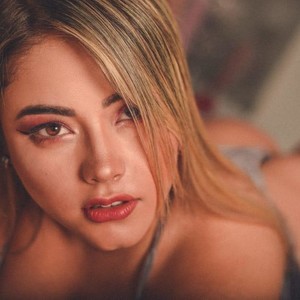 ScarletFost naked before webcam in live porn chat