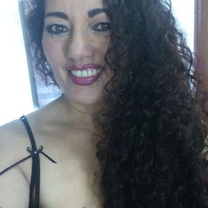 Scarlett3hon naked before webcam in live porn chat