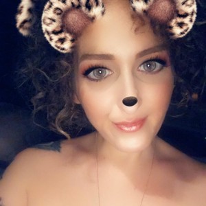 SexxxyTaylor naked before webcam in live porn chat