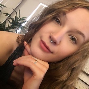 SharlotteL naked before webcam in live porn chat
