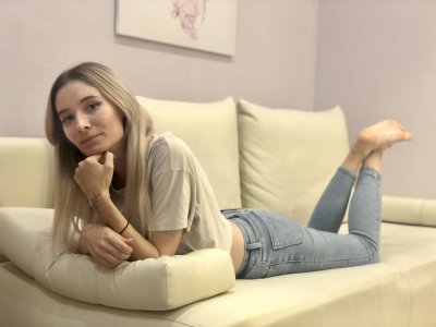 SilviaRainbow naked stripping on cam for live sex video chat