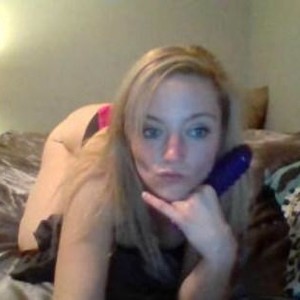 singlesubslut naked before webcam in live porn chat
