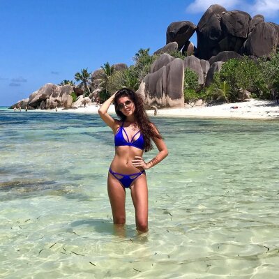 SintiaNiks naked stripping on cam for live sex video chat