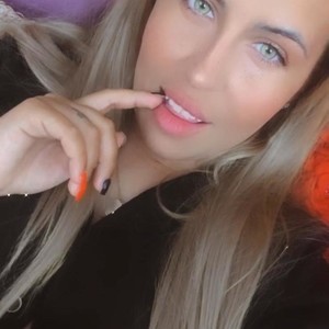 Skyler_White_ naked before webcam in live porn chat